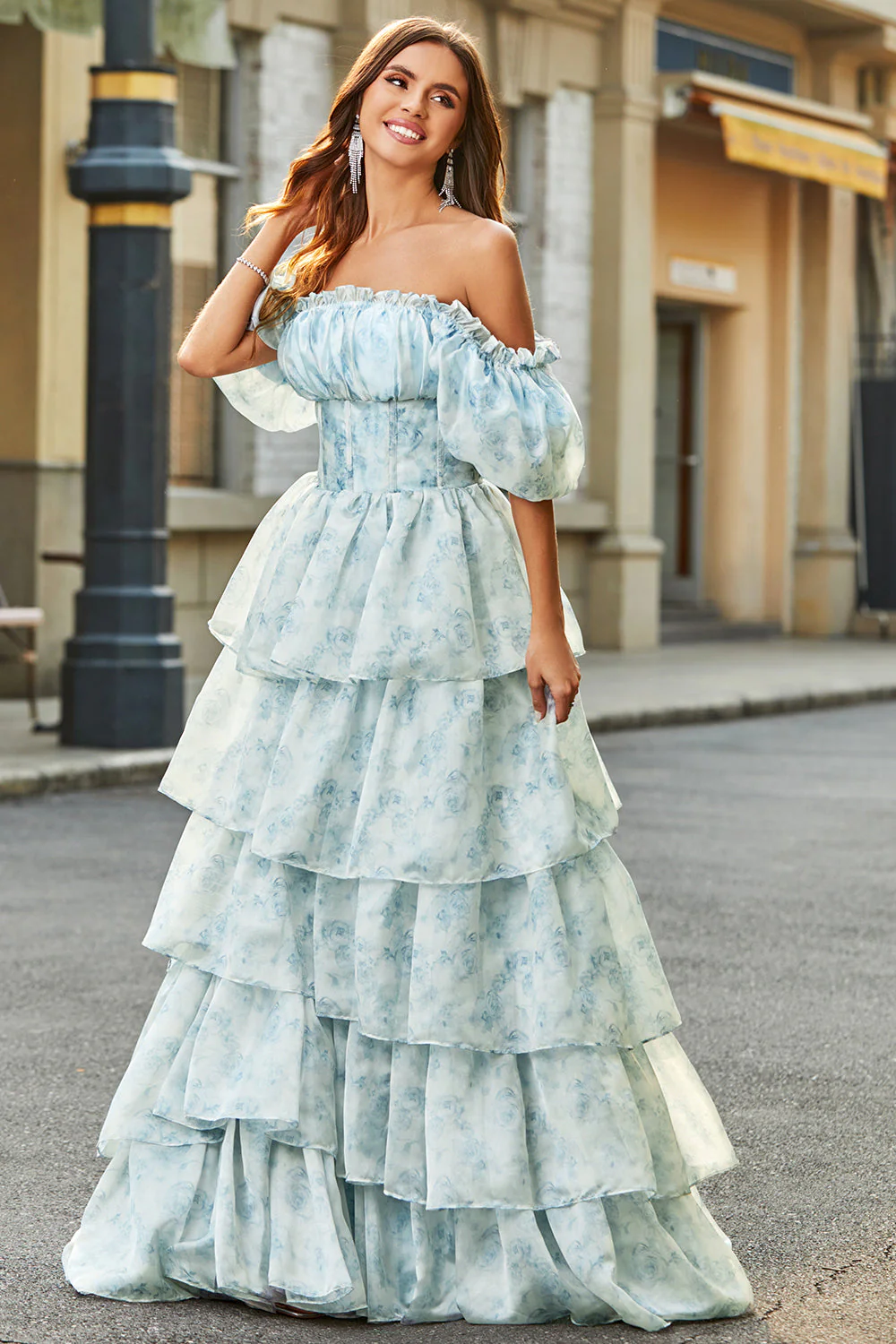 Une ligne col carré bleu clair à plusieurs niveaux floral longue robe de soirée avec volants - Image 6