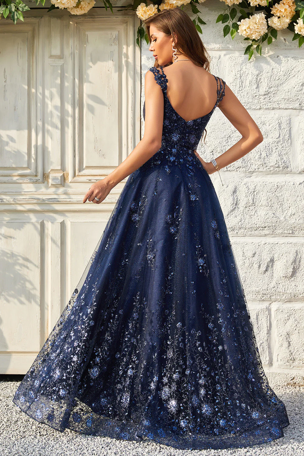 Robe de soirée longue bleu marine à épaules dénudées et appliqués - Image 2
