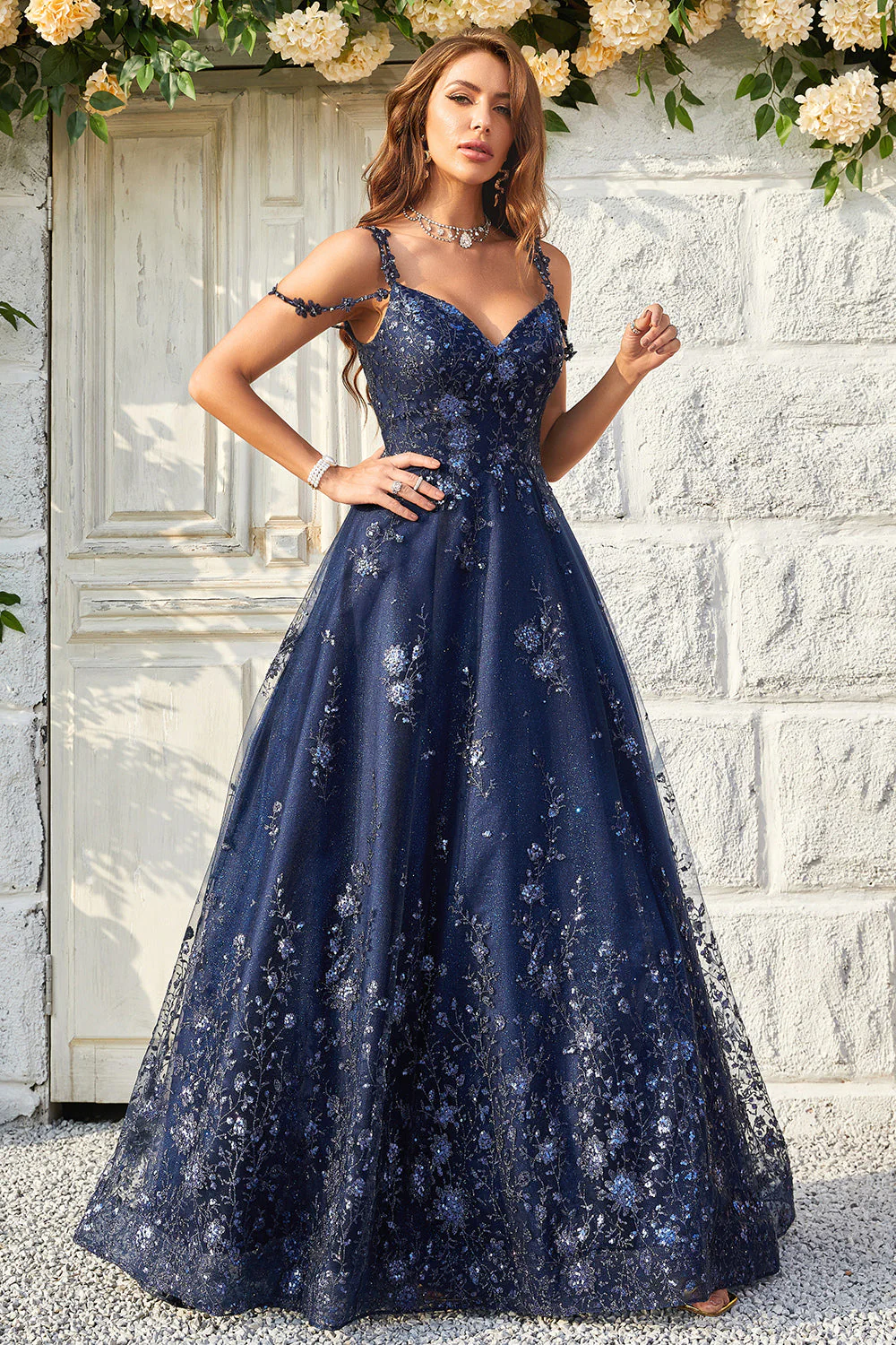 Robe de soirée longue bleu marine à épaules dénudées et appliqués - Image 7
