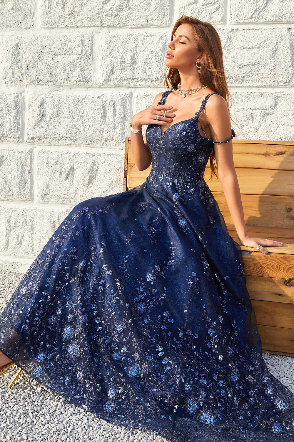 Robe de soirée longue bleu marine à épaules dénudées et appliqués - Image 8