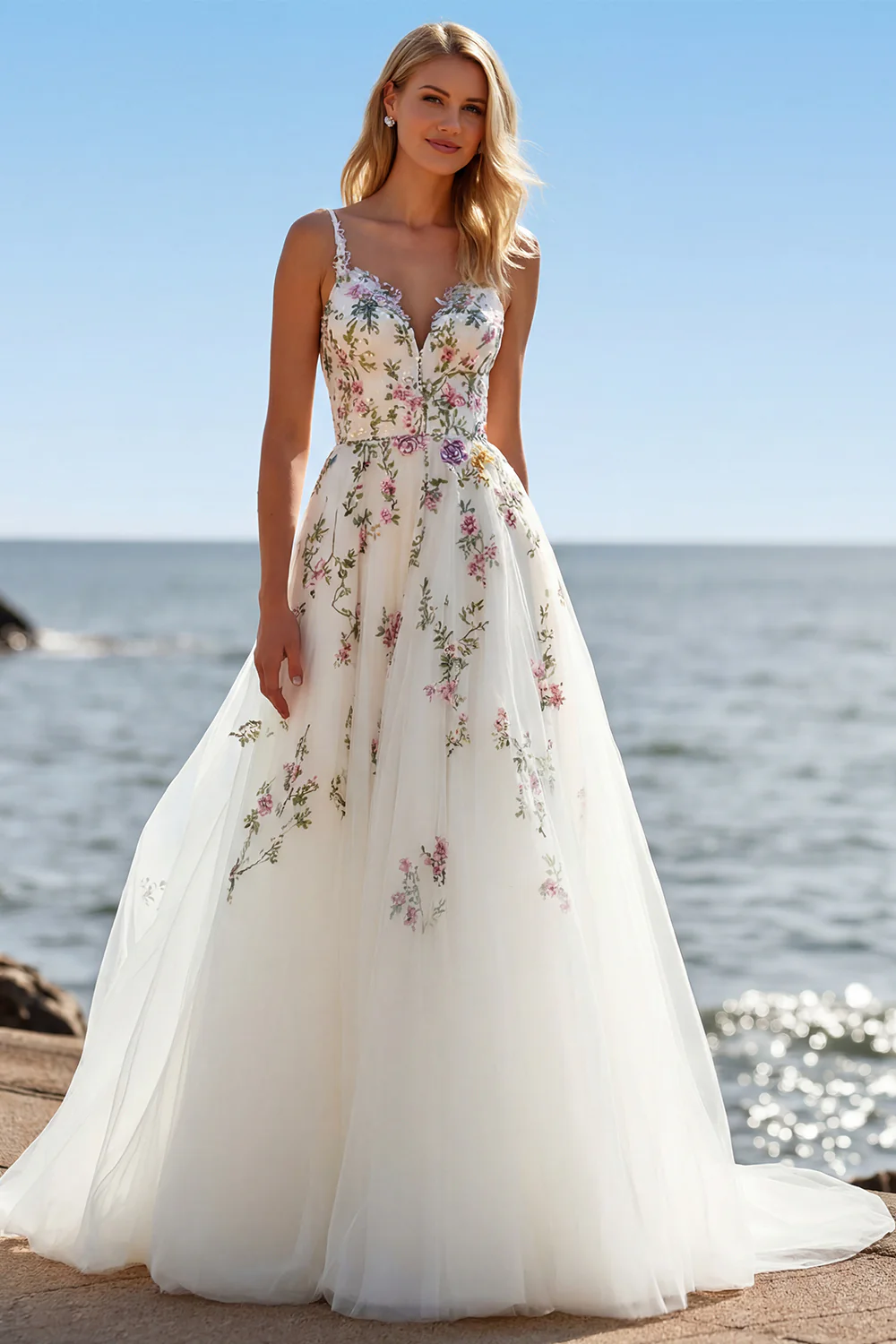 Robe de mariée boho en tulle blanc à bretelles spaghetti brodée et coupe ligne A