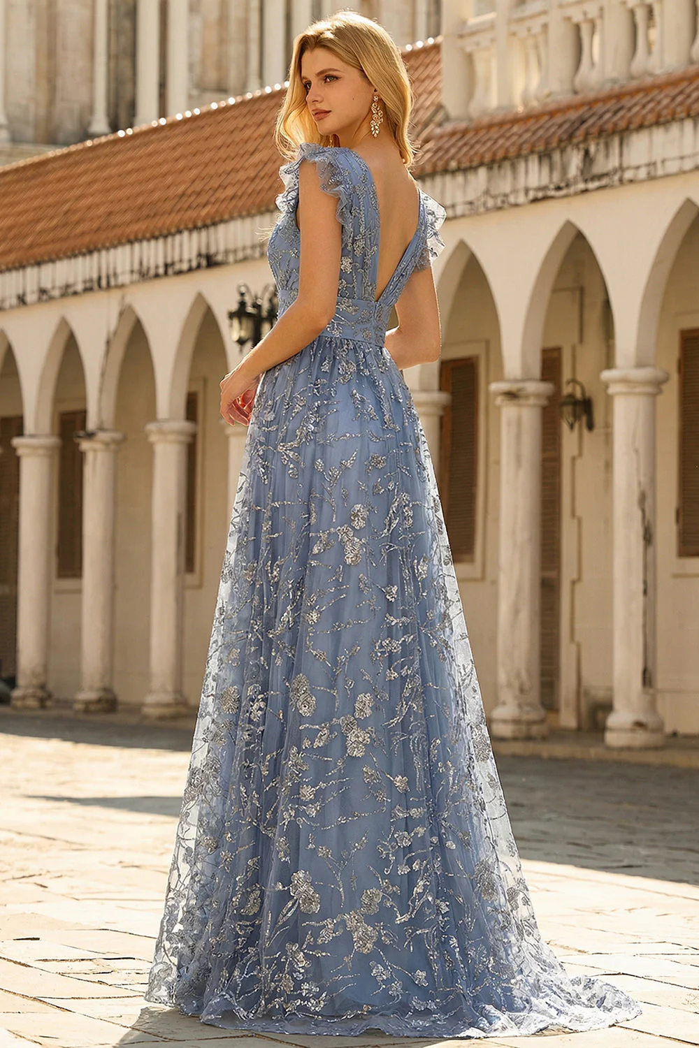 Robe de soirée grande taille bleu gris à col V plongeant avec broderies - Image 4