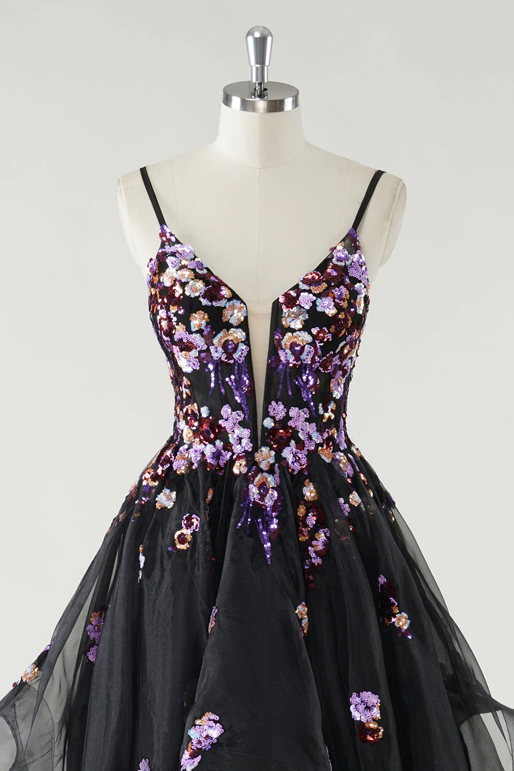 Une ligne profonde à col en V Robe De Soirée noire longue avec appliques à paillettes - Image 4