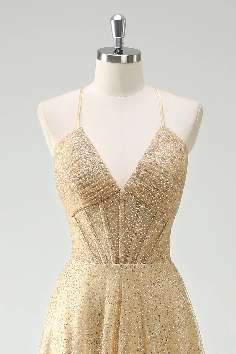 Robe de soirée à bretelles spaghetti et paillettes dorées avec fente - Image 4