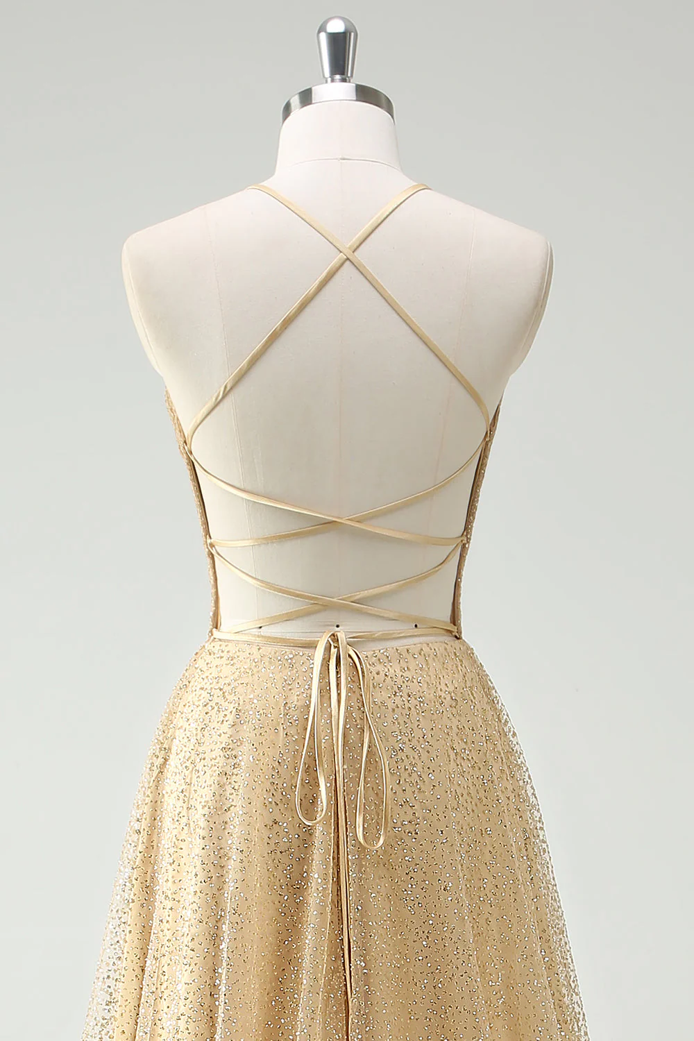 Robe de soirée à bretelles spaghetti et paillettes dorées avec fente - Image 5