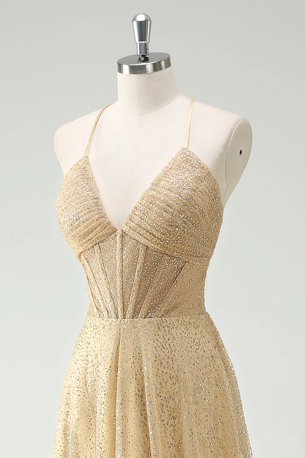 Robe de soirée à bretelles spaghetti et paillettes dorées avec fente - Image 6