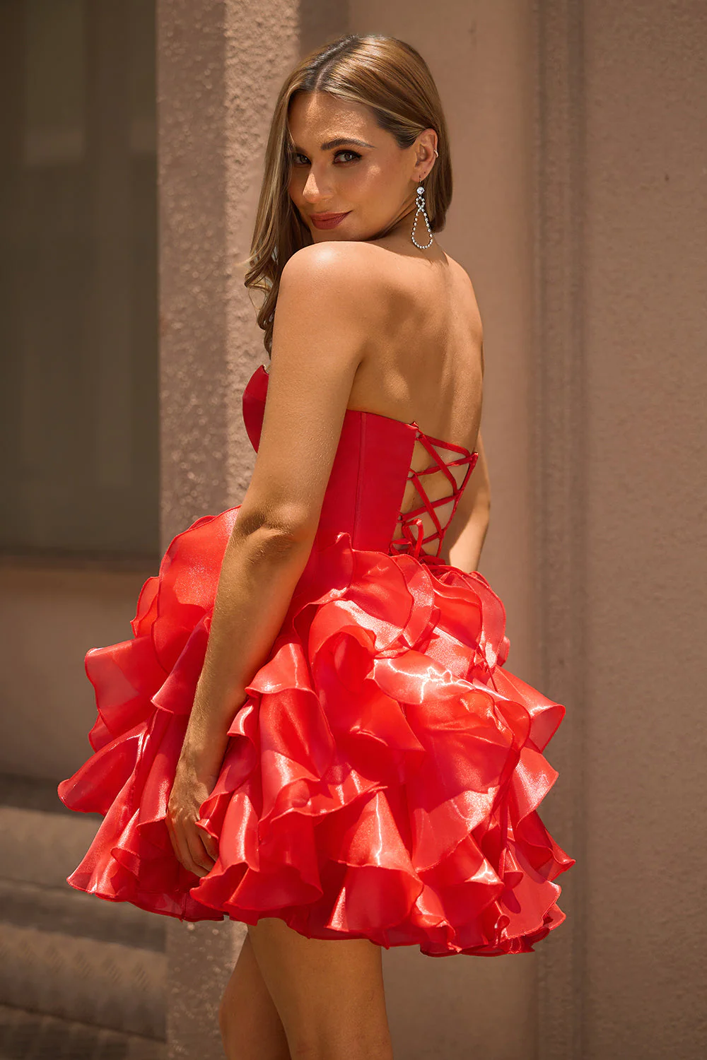 Une ligne sans bretelles Corset Robe De Cocktail rouge à plusieurs niveaux avec nœuds - Image 2