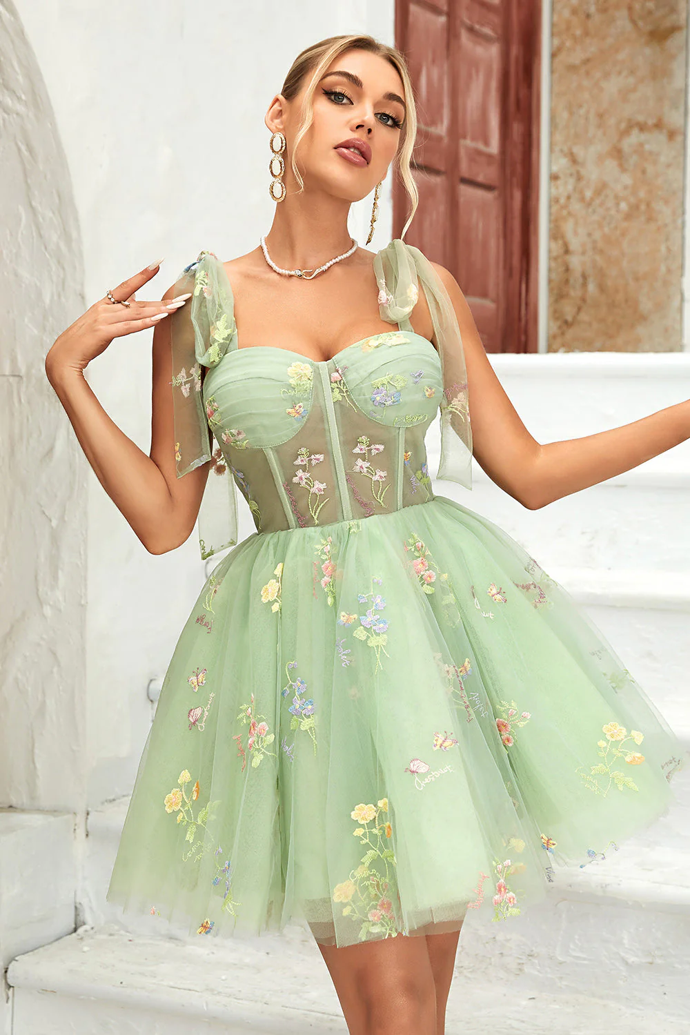 Une ligne Bretelles Spaghetti Robe de Cocktail Courte Noire avec appliques - Image 11
