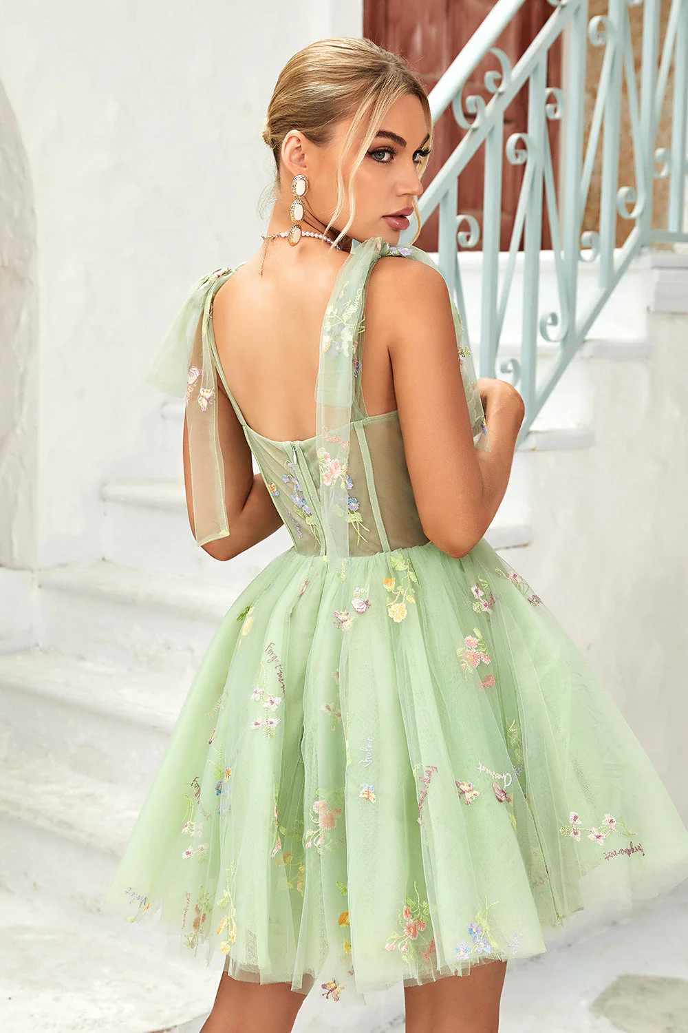 Une ligne Bretelles Spaghetti Robe de Cocktail Courte Noire avec appliques - Image 7