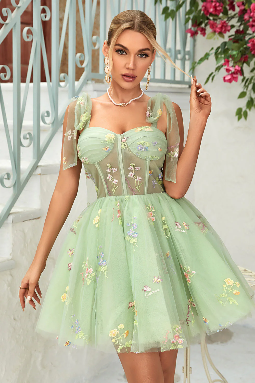 Une ligne Bretelles Spaghetti Robe de Cocktail Courte Noire avec appliques - Image 9