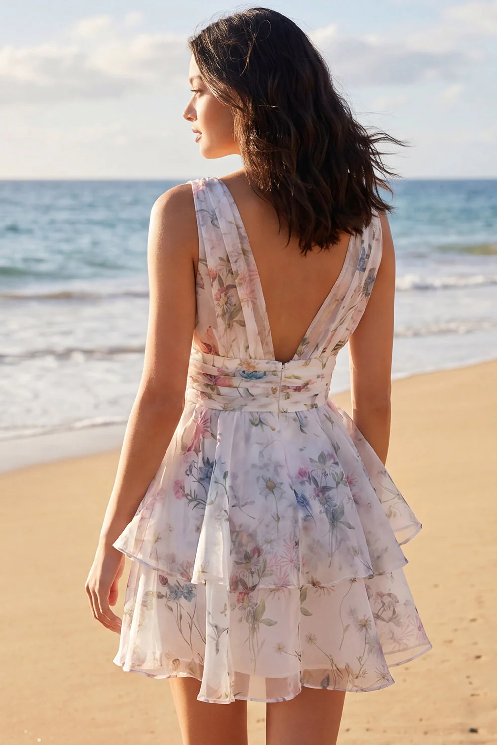 Une mini-robe à motifs floraux à col en V imprimée en ivoi - Image 2