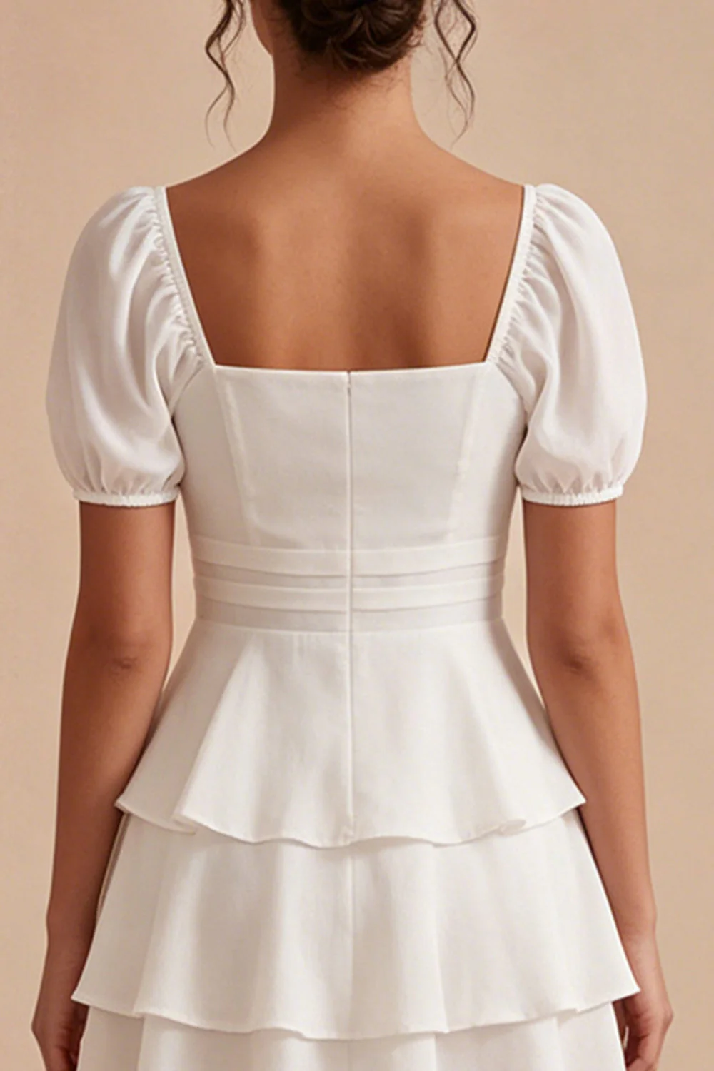 Une mini-robe blanche à volants à niveaux, à manches bouffantes - Image 4