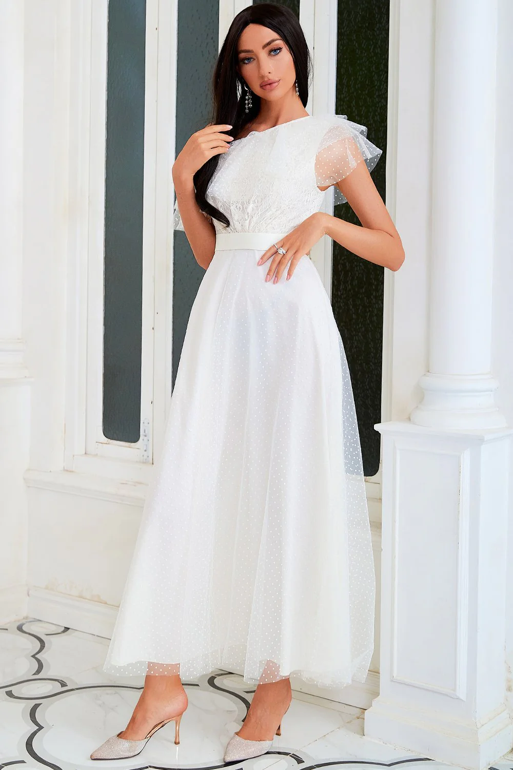 Une robe de fête blanche à l’épaule avec fil net - Image 4