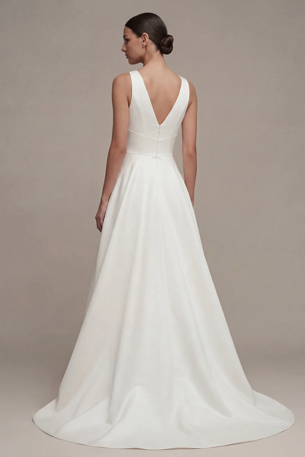 Une robe de fiançailles blanche haute et basse à col en V en ligne - Image 2