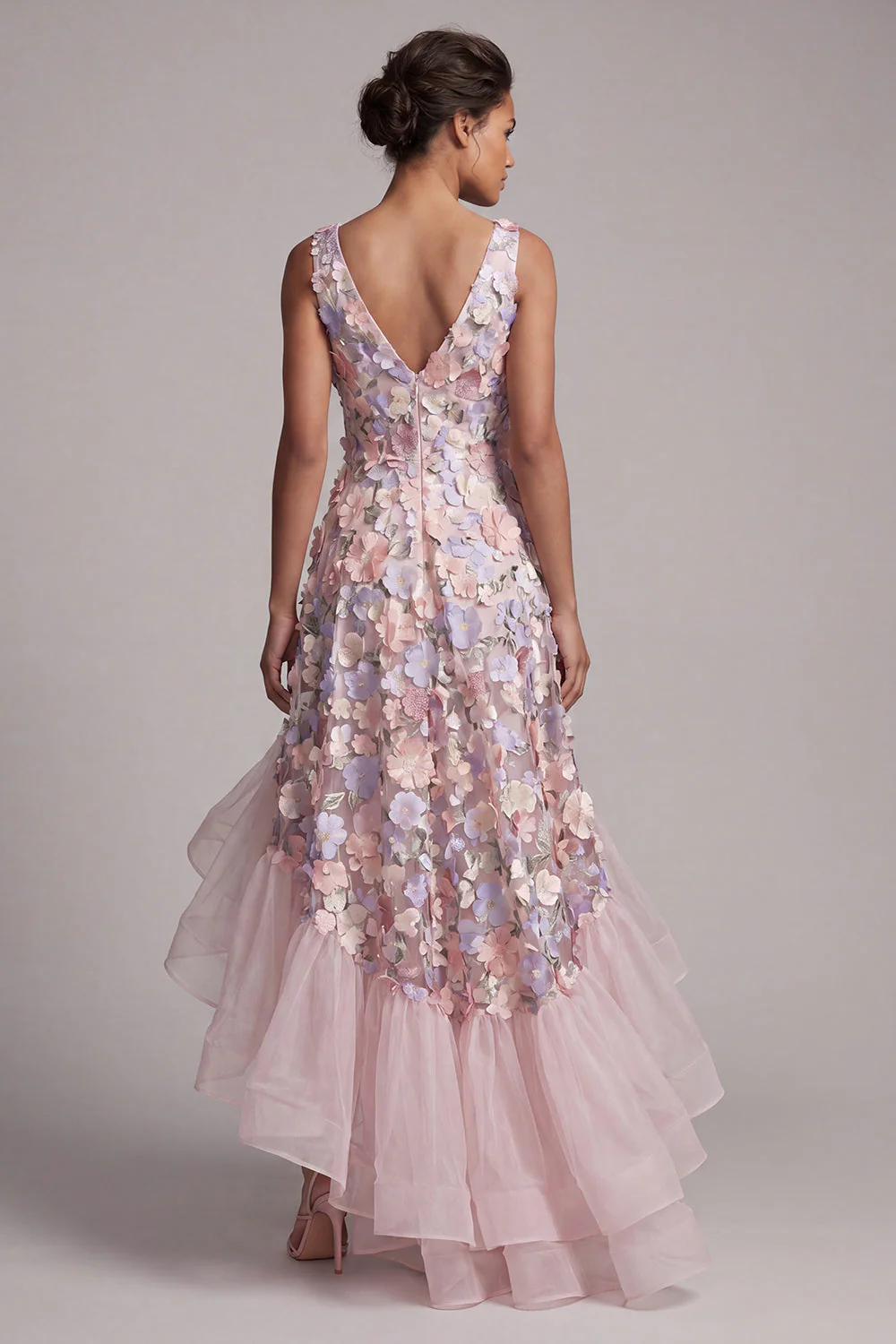 Une robe de la mère de la mariée à hauts fleurs hauts à col en V à fleurs basses avec volants - Image 2