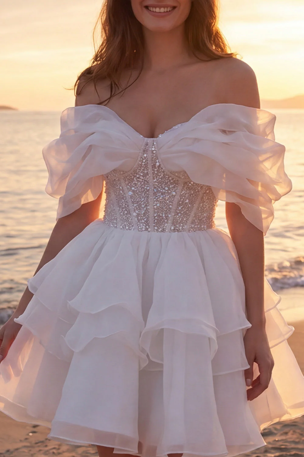 Une robe de mariée courte et pailletée en ivoire avec des volants - Image 3
