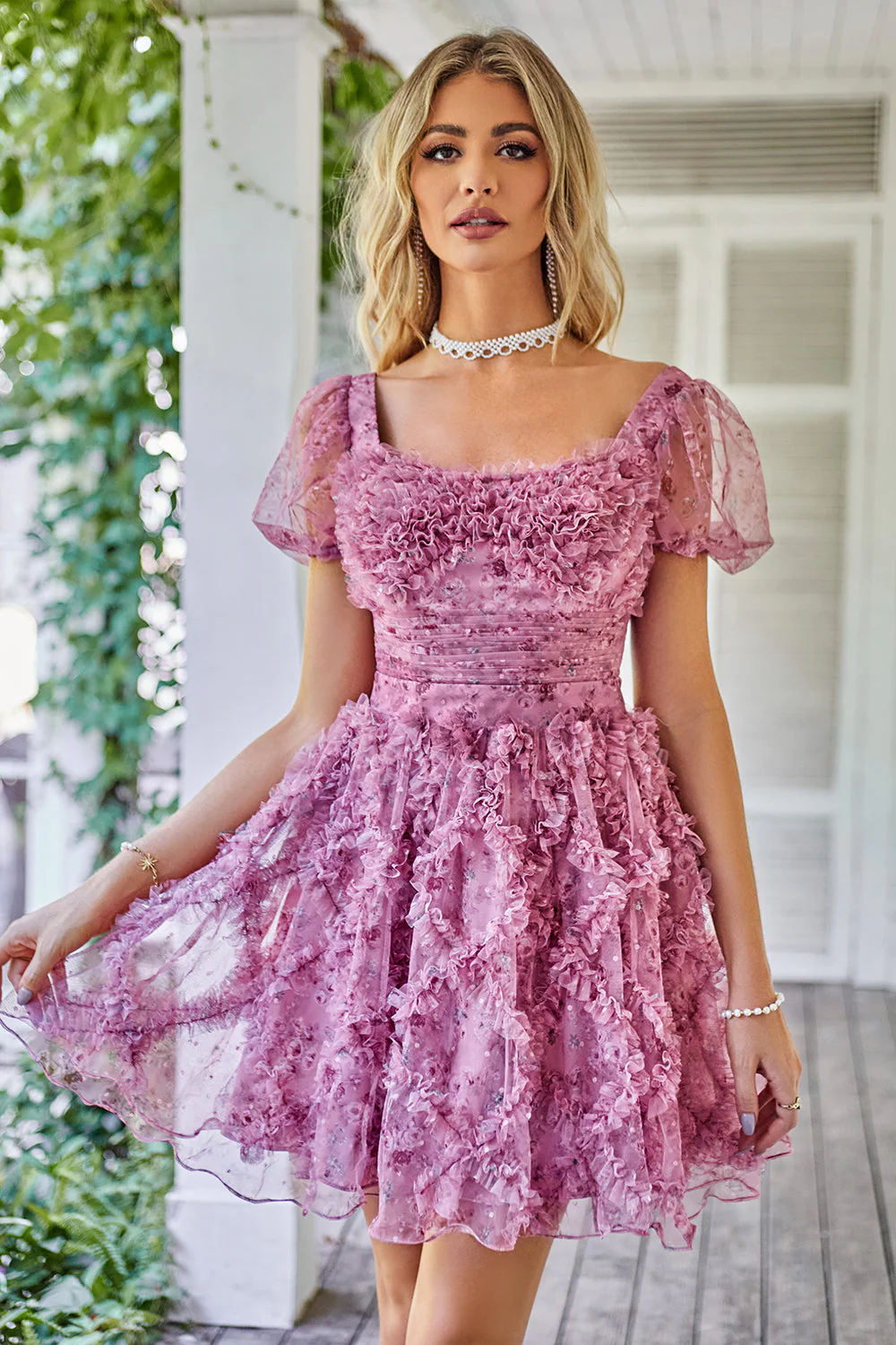 Une robe de cocktail imprimée violette avec des volants - Image 10