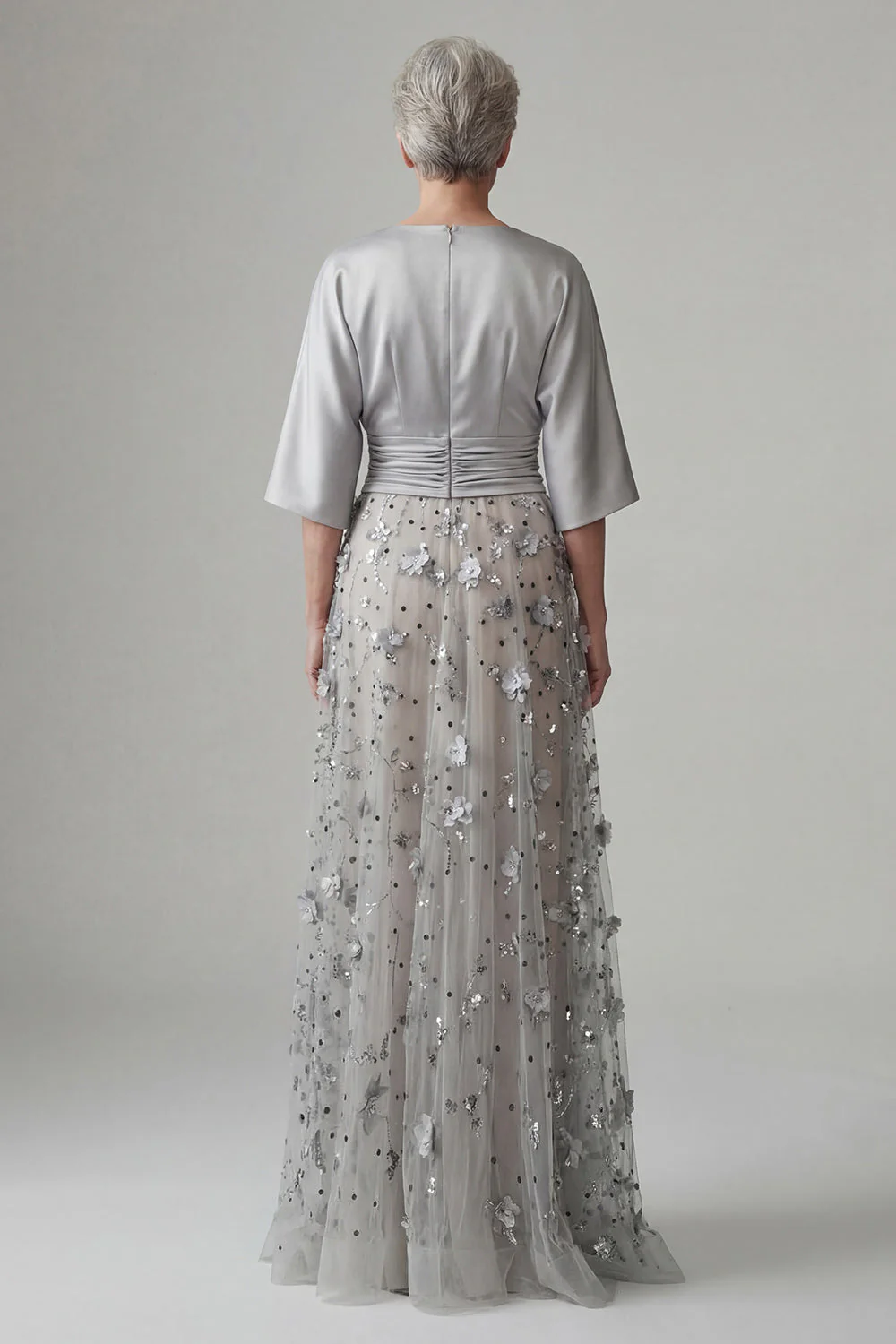 Une robe longue de la mère de la mariée en paillettes argentées à paillettes florales - Image 2
