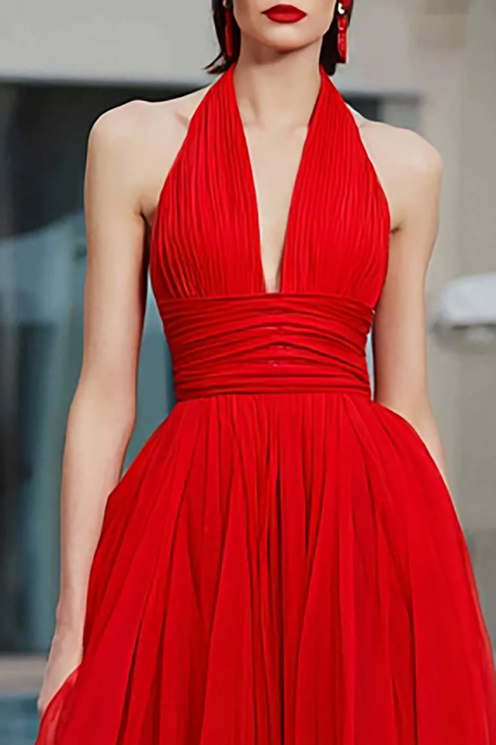 Une robe longue de tapis rouge en tulle plissé à dos nu, dos, - Image 3