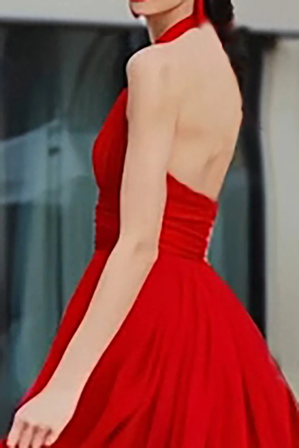 Une robe longue de tapis rouge en tulle plissé à dos nu, dos, - Image 4