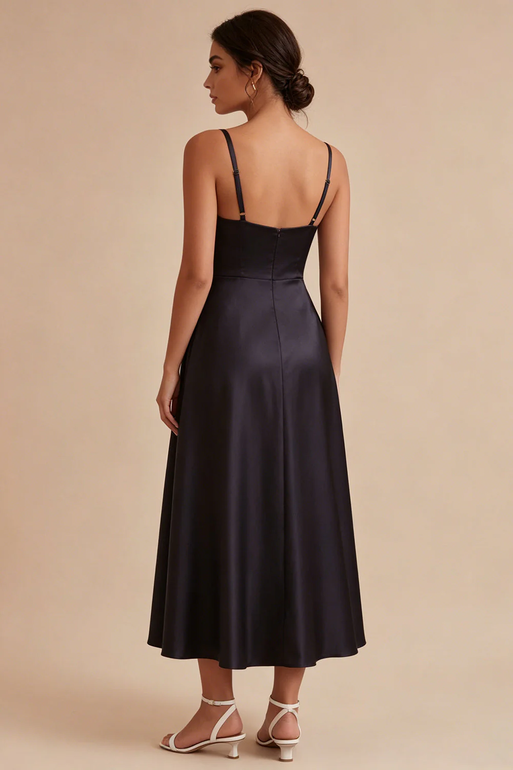 Une robe longue noire à bretelles fines avec poches - Image 2