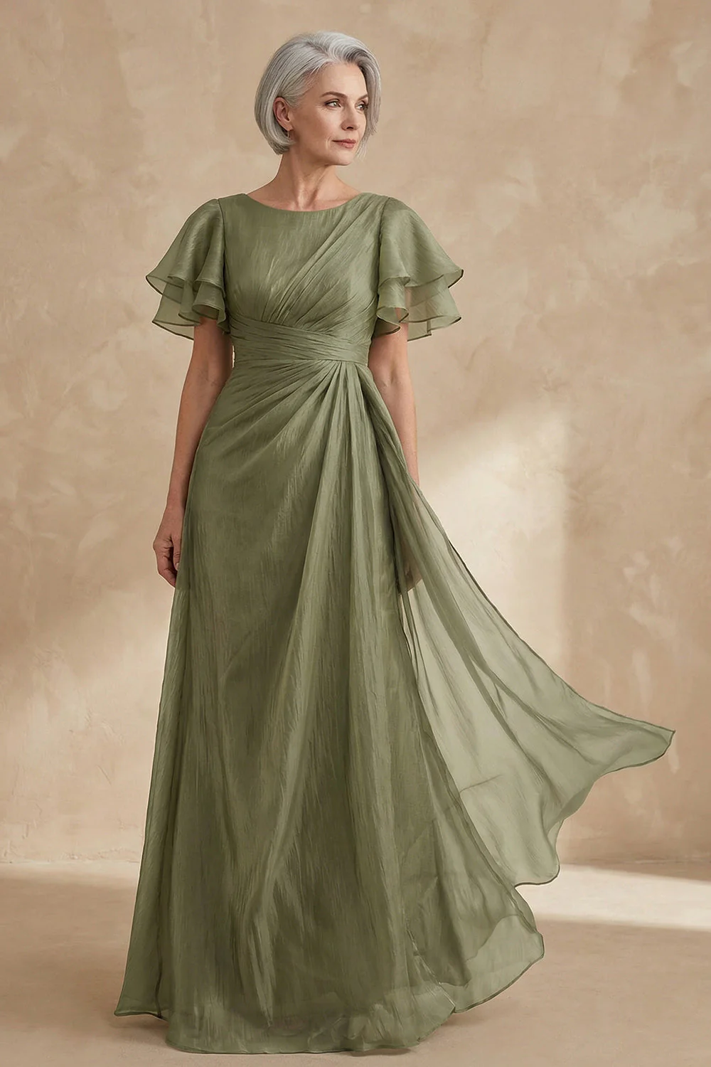 Une robe marais marge à col froncé en sauge poussiéreuse avec manches à volants