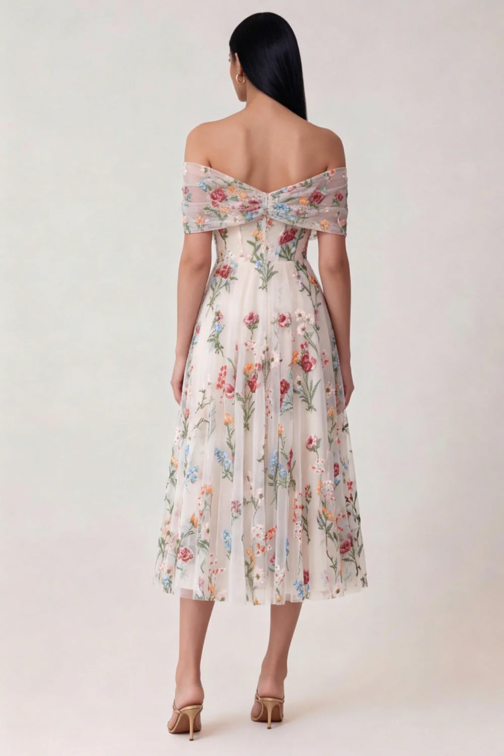 Une robe midi en tulle à l’épaule noire à applique dégagée - Image 4