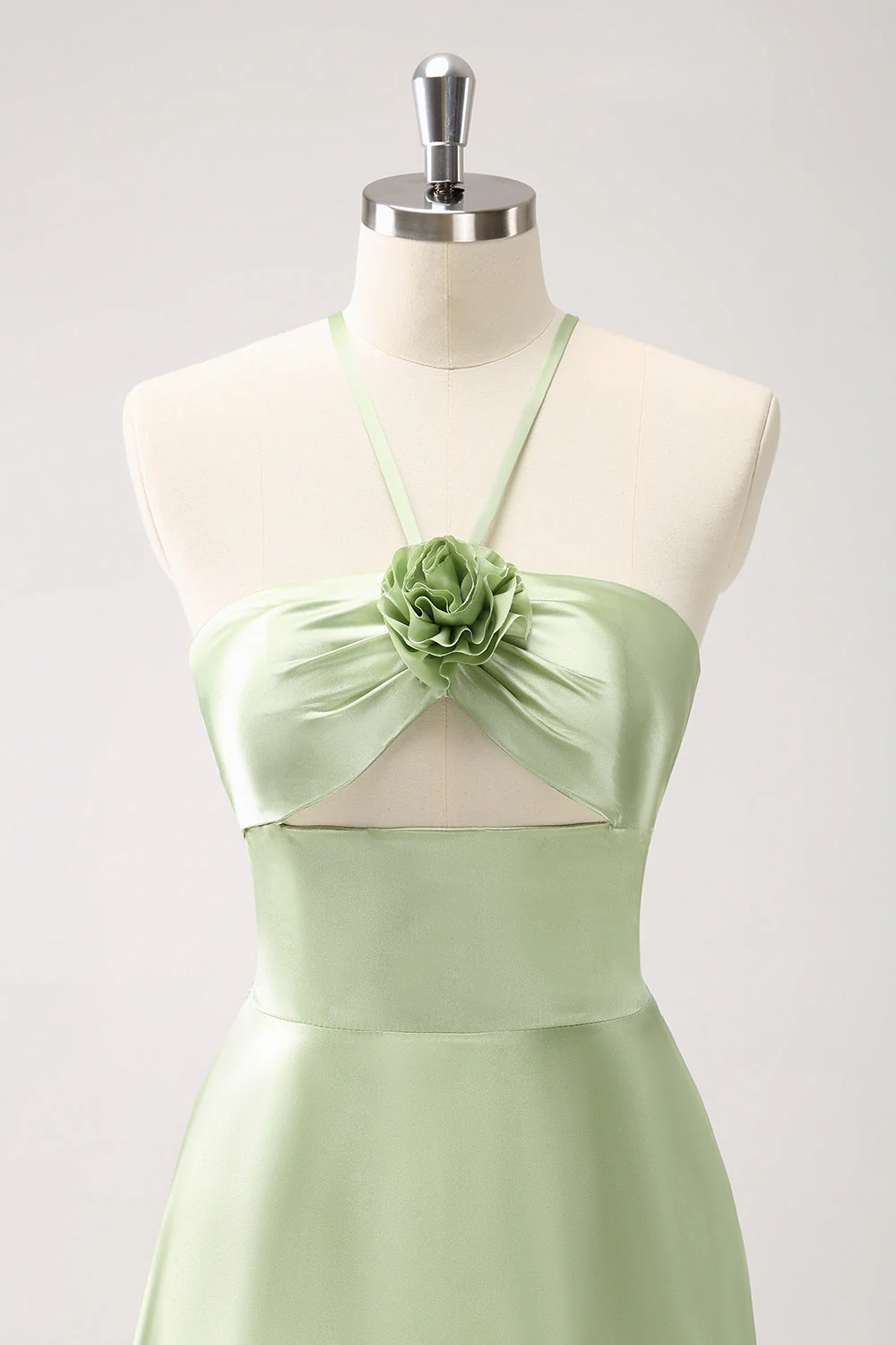 Vert clair A-ligne licol licol évidé robe de demoiselle d’honneur en satin avec fleur - Image 4