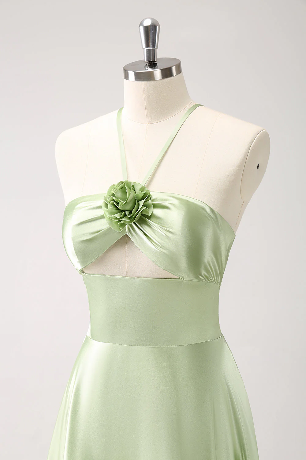 Vert clair A-ligne licol licol évidé robe de demoiselle d’honneur en satin avec fleur - Image 5