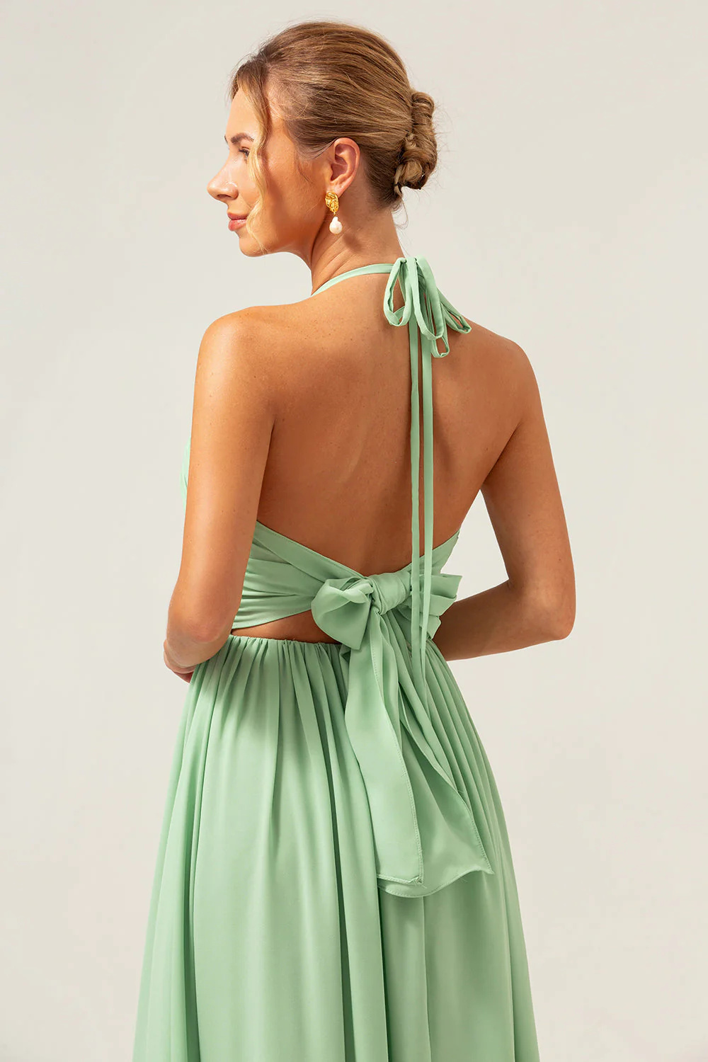 Vert clair Une ligne dos nu dos nu longue robe de demoiselle d’honneur avec lacets dans le dos - Image 5