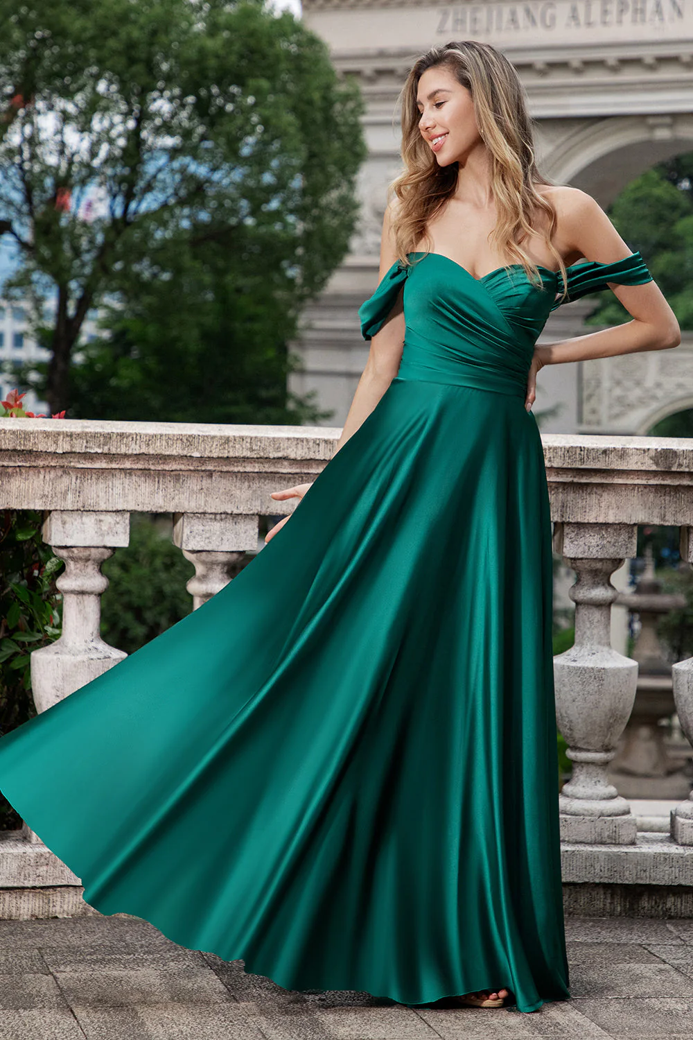 Vert foncé Une ligne de la robe longue de demoiselle d’honneur en satin Shouder - Image 4