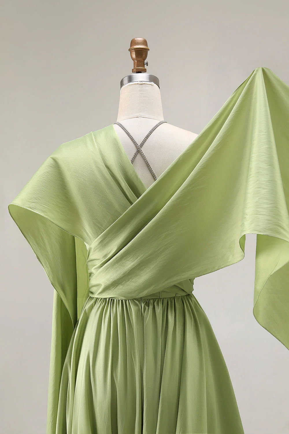 Robe de soirée longue vert sauge en satin à corset et manches cape avec décolleté goutte d’eau - Image 10
