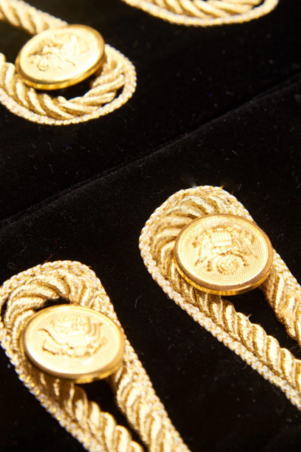 Veste militaire noire à col haut haut à simple boutonnage doré tressé - Image 4