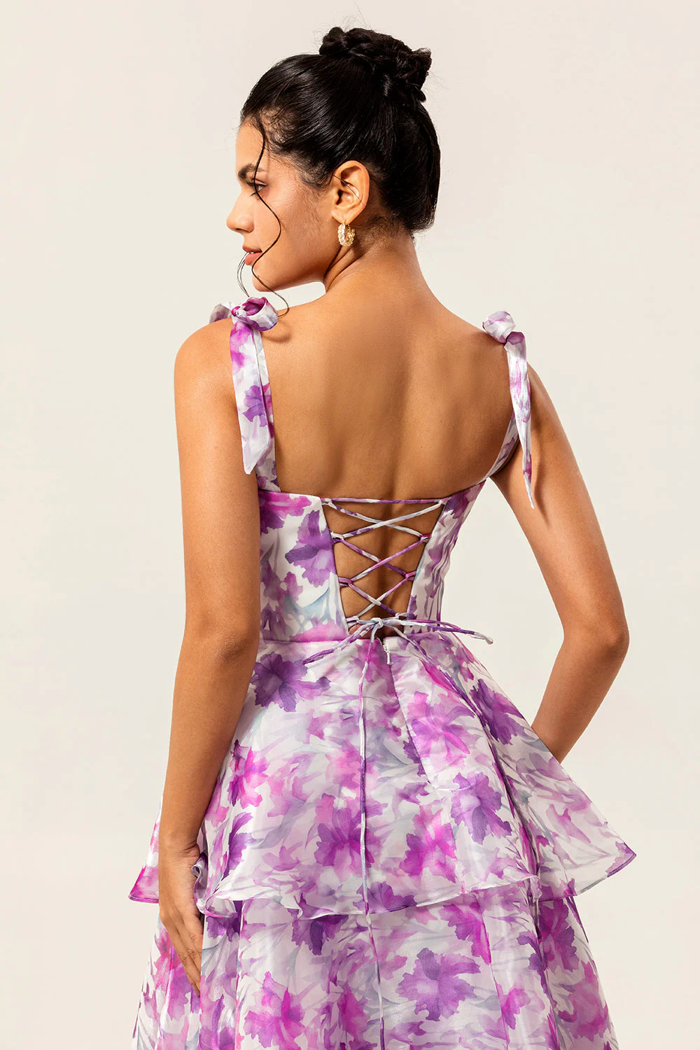 Violet Floral Une ligne Tiered Robe d’invité de mariage avec bretelles Noeuds - Image 5