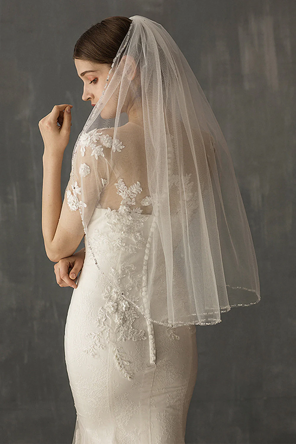 Voile de mariée blanc perlé mi-long fait à la main - Image 2