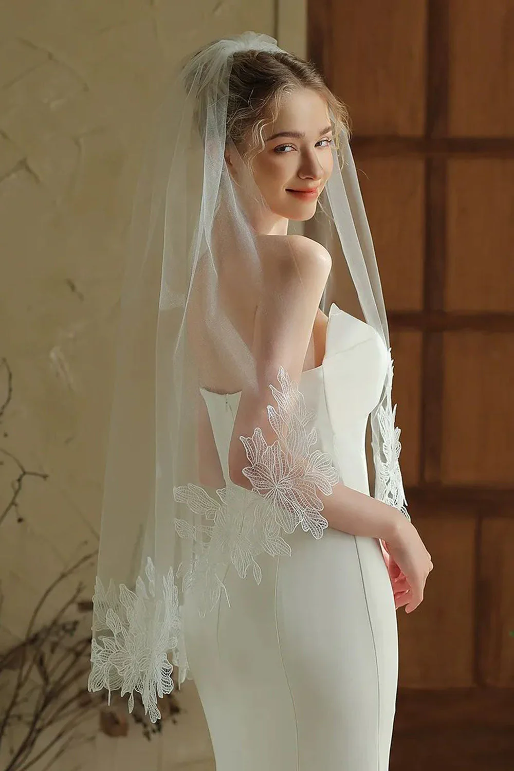 Voile de mariée midi fleuri ivoire avec appliqués