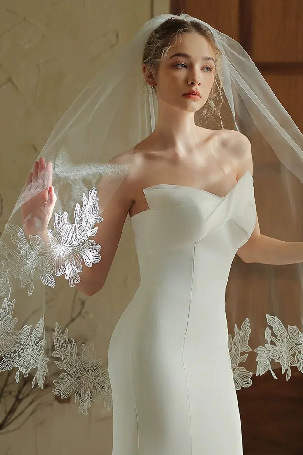 Voile de mariée midi fleuri ivoire avec appliqués - Image 4